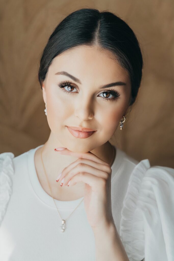 Tere! Minu nimi on Isabel. Mind inspireerivad loovus, esteetika ja inimestevaheline suhtlus – just need väärtused, mida usun peituvat ka tugeva turunduse ja töö