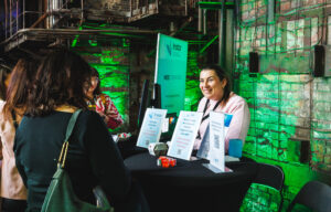 Birgit Ruunik, brändisaadikute koolitaja, Instari boksis Password 2026 konverentsil loosimas tööandja brändi saadikute koolituse auhinda